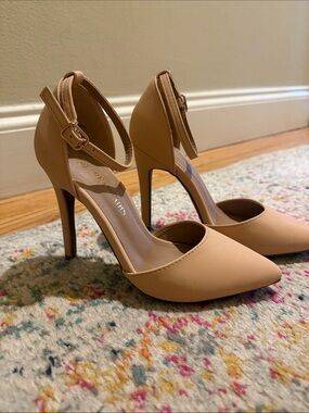 Hardly Worn Dream Pairs Nude Pointed-Toe Ankle Strap Heels